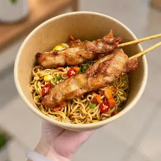 Hình ảnh Mì trộn gà xiên que