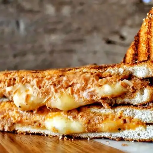 Hình ảnh Sandwich cá ngừ phô mai chảy