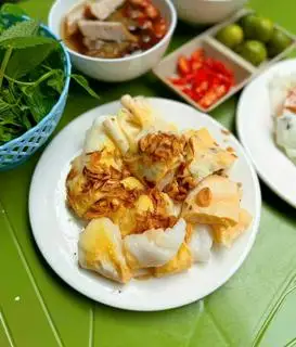 Hình ảnh Bánh cuốn trứng không nhân thịt ăn kèm chả mỡ