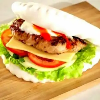 Bánh bao kẹp burger thịt bò Úc phô mai - 45.000 ₫ tại Bánh Mì Kebab - Bùi Thị Xuân