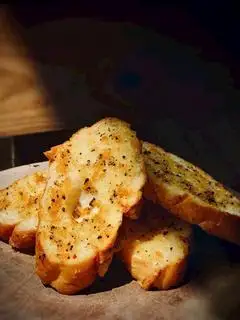Hình ảnh Bánh Mì Bơ Tỏi Ngon Xĩu