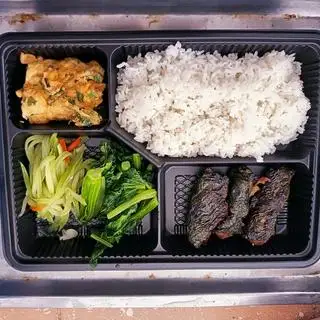 Hình ảnh Cơm chả lá lốt + Trứng cuộn hành