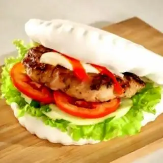 Bánh bao kẹp burger thịt bò Úc - 40.000 ₫ tại Bánh Mì Kebab - Bùi Thị Xuân