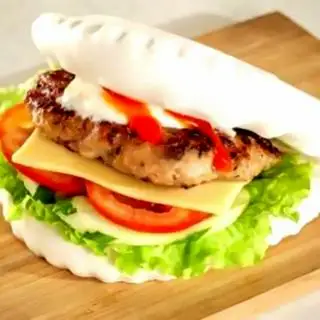 Bánh bao kẹp burger thịt heo phô mai - 40.000 ₫ tại Bánh Mì Kebab - Bùi Thị Xuân
