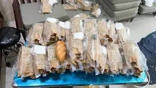 Hình ảnh BÁNH MÌ HEO QUAY CHAY + NƯỚC TƯƠNG 