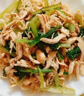 Hình ảnh Mì xào thịt gà đùi