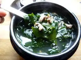 Canh rong biển - 15.000 ₫ tại Cơm Gà Xối Mỡ Dinh Ý - Đường Số 23