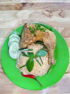 Hình ảnh Cơm gà chiên nước mắm góc tư