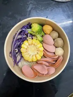 Hình ảnh Mì cay xúc xích
