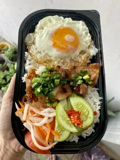 Cơm thịt nướng - nem - ốp la - 45.000 ₫ tại Bếp Nhà Win - Bún Thịt Nướng & Cơm Thịt Nướng - Nguyễn Văn Quá