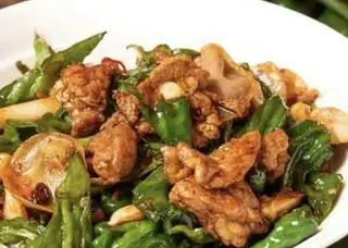 Nạc dăm heo xào ớt/ 辣椒炒猪肉 / Stir-fried Pork Shoulder with Chili - 162.000 ₫ tại Chinese Chuan Xiang Gai Fan - Cơm Món Trung Hoa - Điện Biên Phủ
