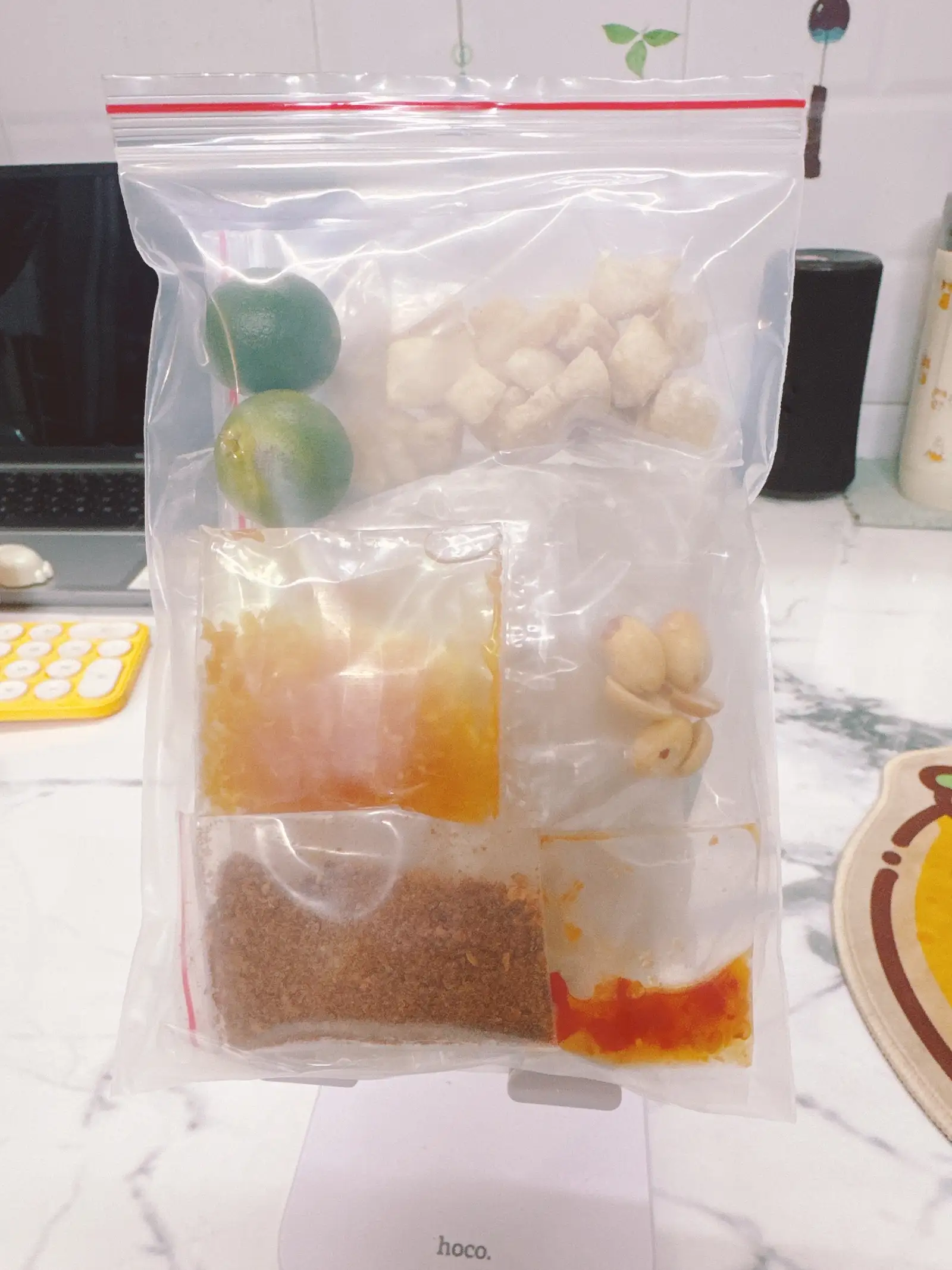 Bánh tráng trộn tốp mỡ - 37.000 ₫ tại Bánh Tráng Muối Tỏi - Nguyễn Thiện Thuật