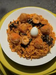 Hình ảnh Mì cay phô mai trộn phô mai viên
