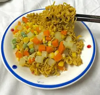 Hình ảnh Mì trộn rau củ