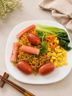 Hình ảnh Mì trộn thanh cua - xúc xích