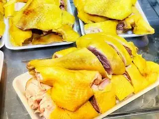 nữa con chặt sẵn ( đã bao gồm rau và nước chấm ) - 195.000 ₫ tại Gà Ủ Muối Đức Hoà 2 - Ni Sư Huỳnh Liên