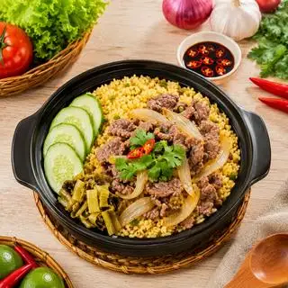 Hình ảnh Cơm Thố Bò Xào Hành Tây