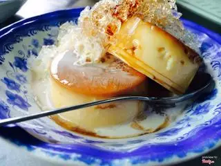 Hình ảnh 2 cái bánh flan cốt dừa