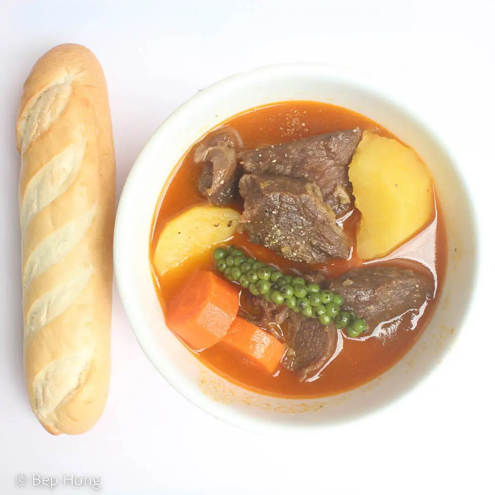 Hình ảnh Bò hầm tiêu xanh dùng kèm bánh mì
