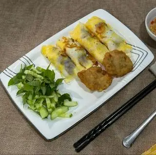 Bánh cuốn trứng chả mực - 73.000 ₫ tại Bánh Cuốn Nóng Hồng Thư - Lê Văn Sỹ