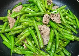 Hình ảnh CƠM BÒ XÀO ĐẬU QUE