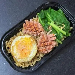 Hình ảnh Mì trộn indomie trứng xúc xích