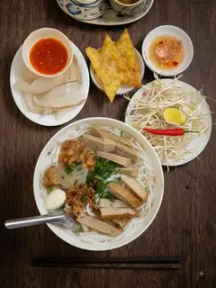 Hình ảnh Bánh canh đặc biệt chả cá + sứa giòn kèm sốt ớt cay