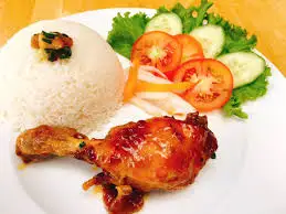 Hình ảnh cơm đùi gà nướng trứng ốp la 