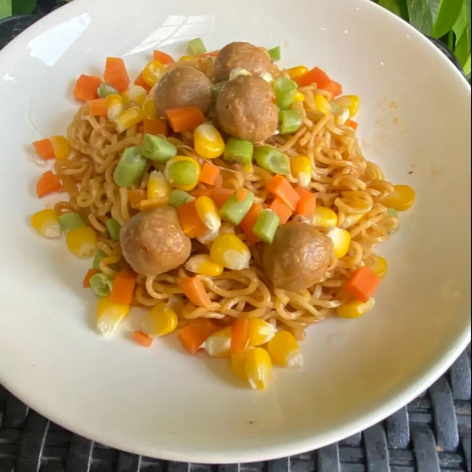 Hình ảnh mì trộn trứng ốp la + cá viên