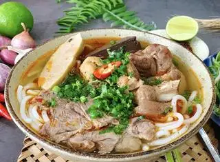 Hình ảnh bún bò huế sườn không tiết + pepsi