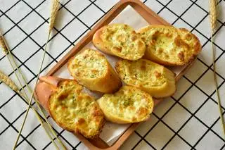 Bánh mì bơ tỏi phô mai - 85.000 ₫ tại QA Kitchen - Spaghetti - Pasteur