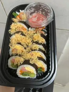 Hình ảnh Kimbap tươi - nhân trứng - xúc xích