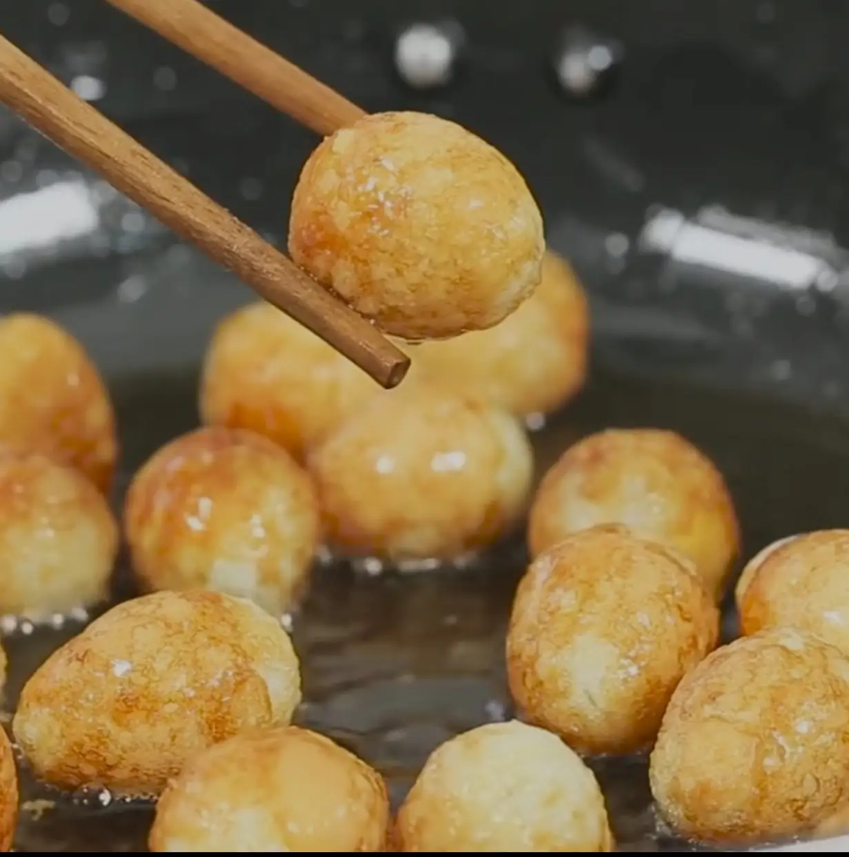Trứng cút chiên - 12.000 ₫ tại Ăn Vặt Bo Bo - Cá Viên Chiên & Trứng Vịt Lộn - Nguyễn Trãi