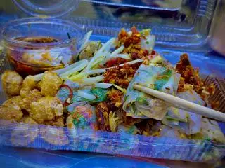 bánh trán cuộn trứng hồng đào - 35.000 ₫ tại Trà Sữa Cá Viên HM - Trần Xuân Soạn