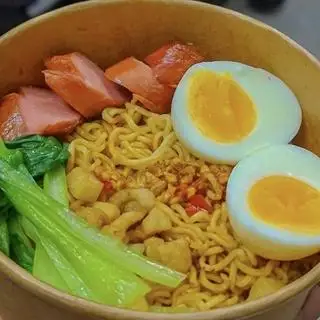 Mì trộn xúc xích trứng lòng đào - 60.000 ₫ tại Mì Trộn & Milk Tea My Bon - Bùi Đình Túy