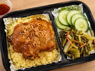 Hình ảnh Cơm Gà Má Đùi Tươi ( Gà Tươi Trong Ngày )