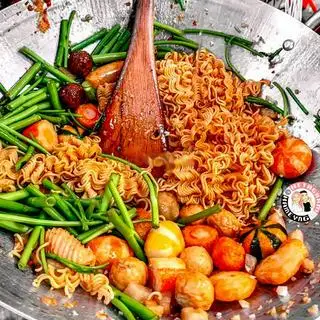 Mì xào cá viên thập cẩm lớn - 145.000 ₫ tại Bếp Bà Bảy - Mì Trộn & Cá Viên Chiên - Huỳnh Đình Hai