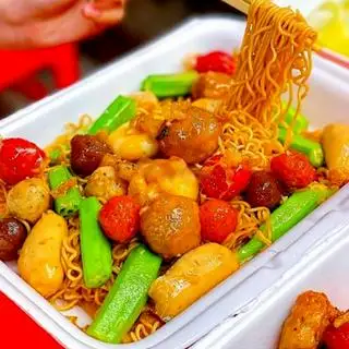 Mì xào cá viên thập cẩm nhỏ - 85.000 ₫ tại Bếp Bà Bảy - Mì Trộn & Cá Viên Chiên - Huỳnh Đình Hai