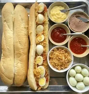 Hình ảnh Bánh mì que trứng cút