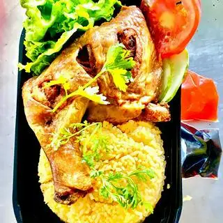 Cơm gà xối mỡ đùi lớn - 70.000 ₫ tại Cơm Chiên Phủ Trứng & Cơm Gà Xối Mỡ - Phương Anh - Phú Thuận