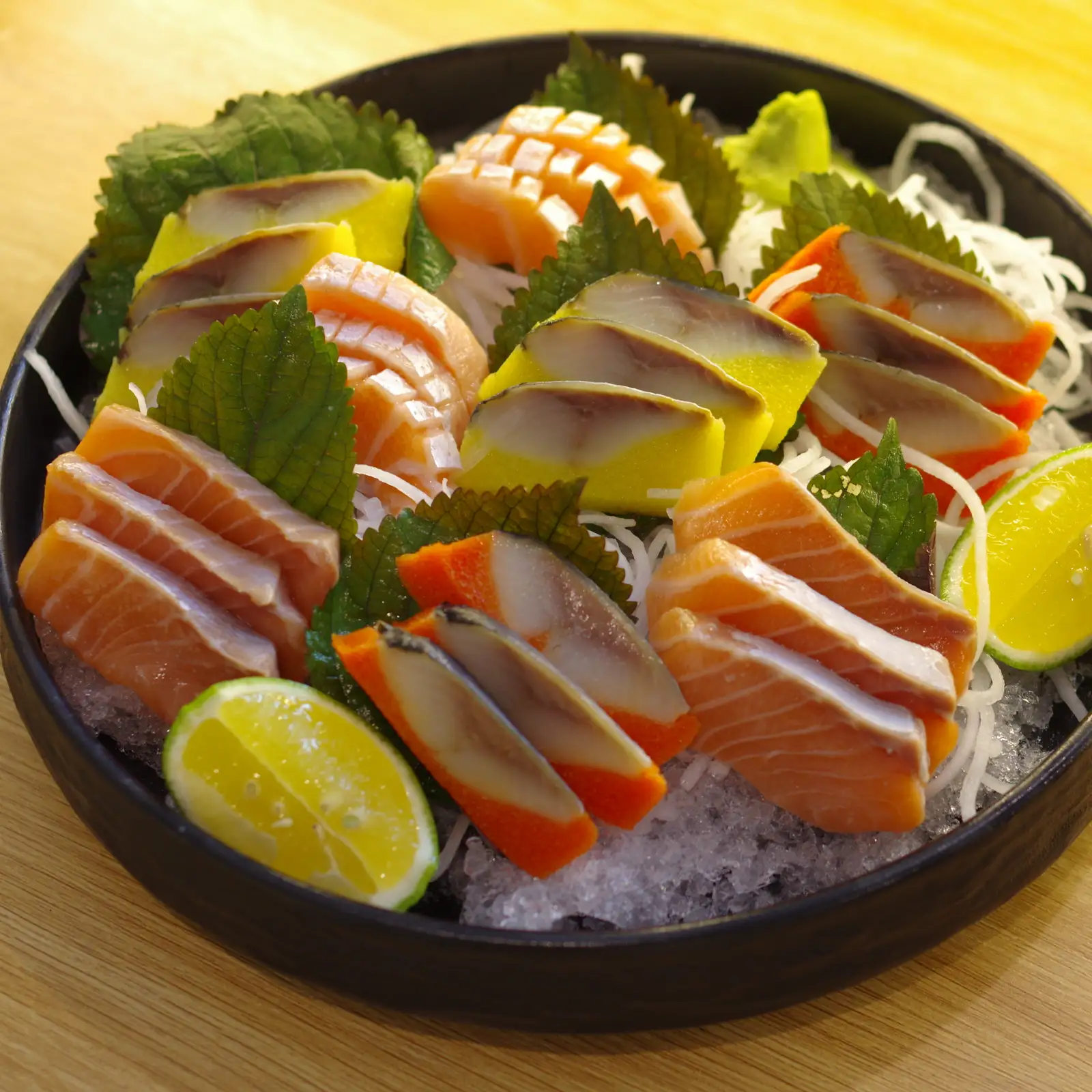 Hình ảnh Sashimi cá hồi & cá trích