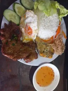 Cơm tấm thập cẩm - 75.000 ₫ tại Cơm Trưa Văn Phòng 2 Út - Cơm Tấm & Món Việt - Chung Cư Urban Green