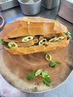 ✅ BÁNH MÌ CHAY NHÂN CHẢ + HEM + NẤM NƯỚNG - 28.000 ₫ tại Bánh Mì Chay Nhà Nấm - Lê Quang Định
