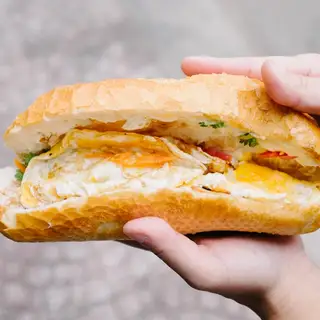 bánh mì thịt chả ( xá xíu ) ốp la đặc biệt  - 51.000 ₫ tại Bánh Mì Lão Phù - Đường 38