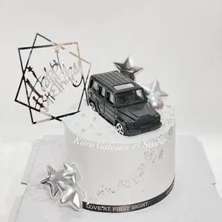 Hình ảnh bánh sinh nhật ô tô và sao trắng