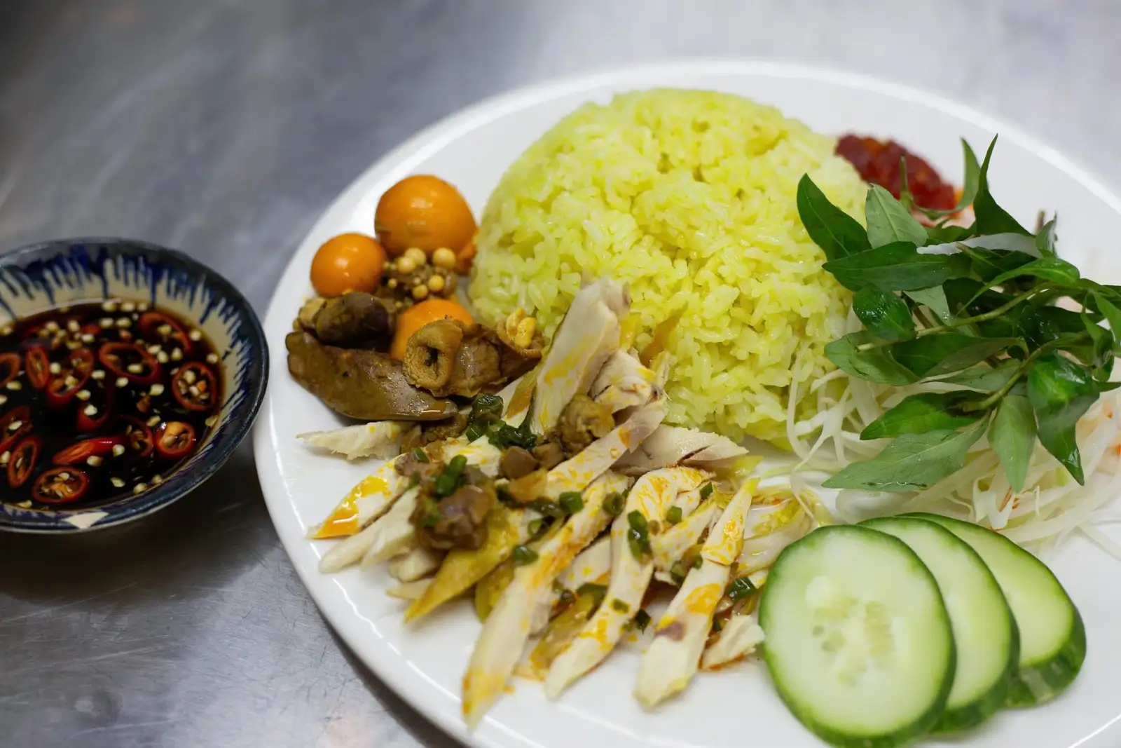 Hình ảnh Cơm gà - tràng trứng non
