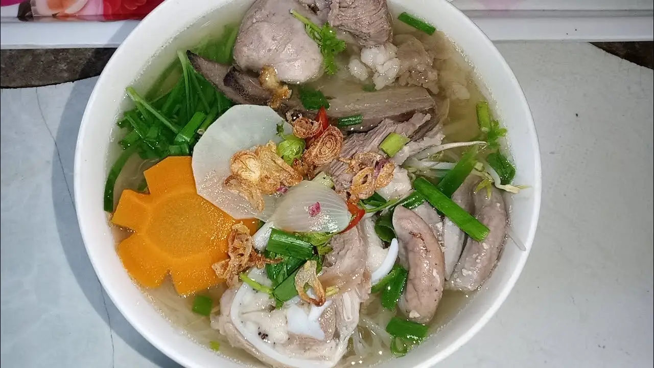 Hình ảnh Hủ tiếu lòng heo ( giá chưa bao tô)