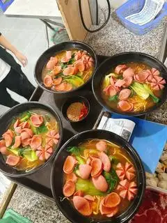 Hình ảnh Mì xúc xích chua cay