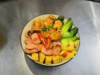 Hình ảnh Mỳ Ếch Chua Cay Xúc Xích