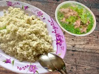 Cơm chiên ớt xanh - chén bò tái - 60.000 ₫ tại Tiệm Ăn Anh Năm - Cháo Hàu, Mì Xào Hàu & Đặc Sản Hàu - Bà Hạt